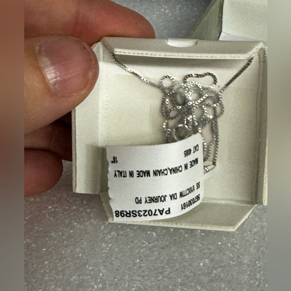 Nwt 1/10 CTTW genuine diamond sterling silver necklace in box - Picture 9 of 12